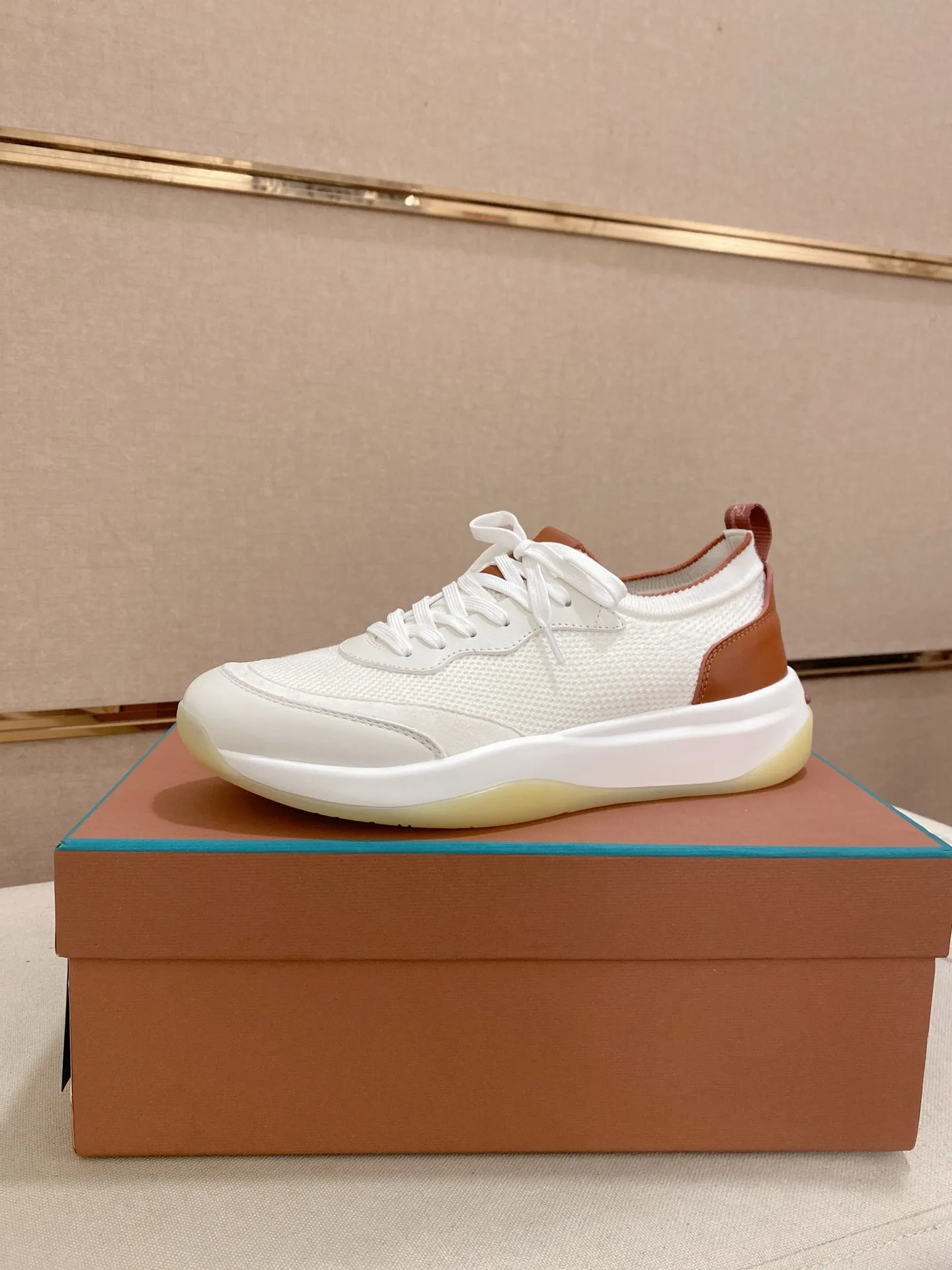 Men's shoes💰: 540💰🔥𝐥𝐨𝐫𝐨 𝐏𝐢𝐚𝐧𝐚 lp classic loafers, an Italian treasure brand, the only brand that can match Hermès! Only after wearing it do we realize that we can’t live up to our feet. The upper is made of imported first-layer cowhide with breathable fly-knit fabric, water-dyed cowhide foot pads, and the official original glass rubber outsole and pendant. Exclusive original packaging (tag ➕ brand paper ➕ outer box ➕ hand bag) code number: 38-44. Can be customized 45-46